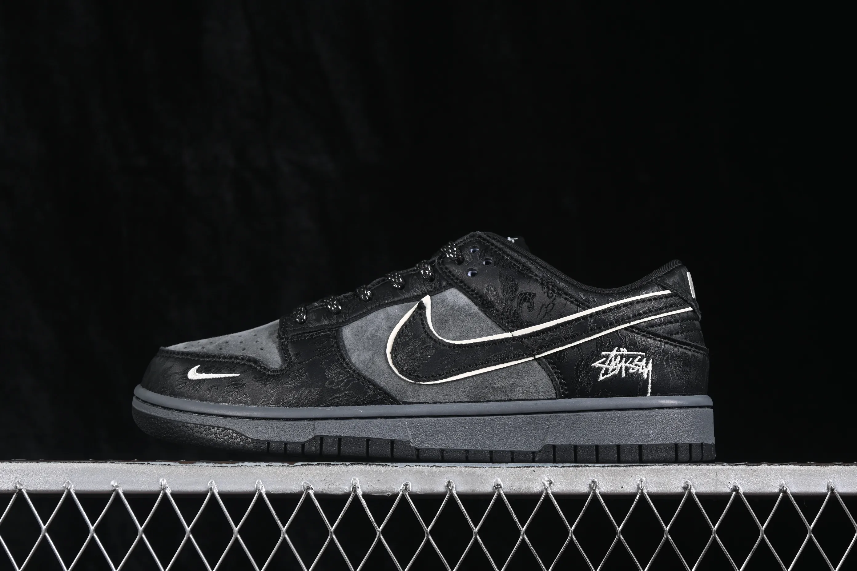 All categories Nk SB Dunk Series Nk SB Dunk Low High-end customized low-top sneakers Nike SB Dunk Low Year of the Horse limited black horse High-end customized low-top casual sneakers SD8888-010